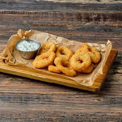 Кольца кальмаров в панировке с соусом тартар в BARak O’Mama по цене 550 ₽