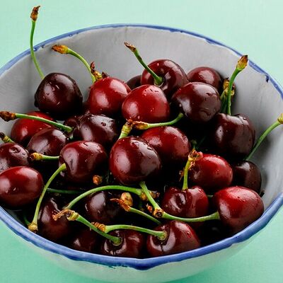 Клубника и черешня в Баклажан в ТЦ 