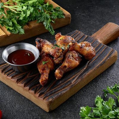Куриные крылышки с соусом барбекю в Sofa&par по цене 340 ₽