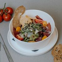 Микс-салат с брезаолой и трюфельными чипсами в Чикетти