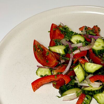 Овощной салат по-деревенски в URBAN Lounge по цене 310 ₽