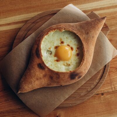 Хачапури по-аджарски в Мацони по цене 605 ₽