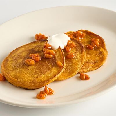 Оладьи тыквенные с облепиховым соусом в Macadamia кафе по цене 485 ₽