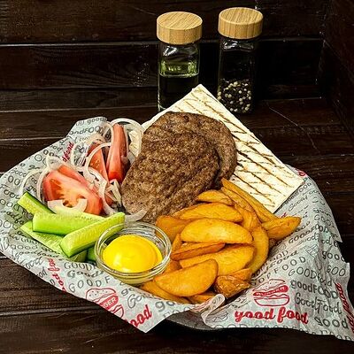 Говяжья котлета с картофелем по-деревенски в Good Food по цене 515 ₽
