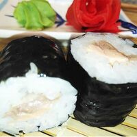 Классический ролл с жареным окунем в Sushi Maki