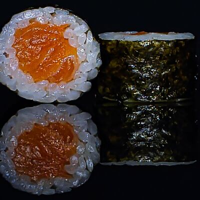 Ролл с лососем в Сытый японец по цене 379 ₽