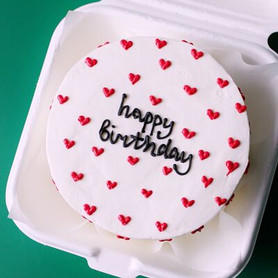 Бенто-торт на День рождения с надписью Happy Birthday и сердечками в Savoro по цене 2090 ₽