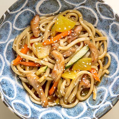 Удон с курицей в карамельном пад тай в Мао по цене 425 ₽