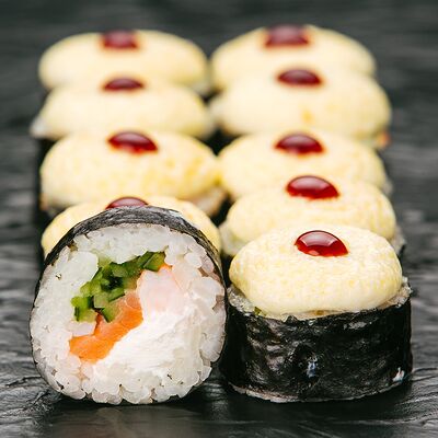 Ролл с тигровой креветкой, лососем и сливочным сыром в Чоза по цене 449 ₽