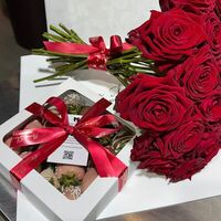 Набор с клубникой в шоколаде и розами М в Choco Bear & Maria Shulaeva