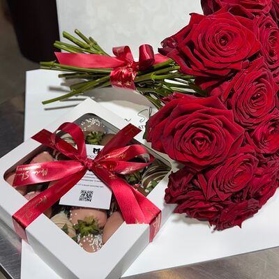 Набор с клубникой в шоколаде и розами М в Choco Bear & Maria Shulaeva по цене 7500 ₽