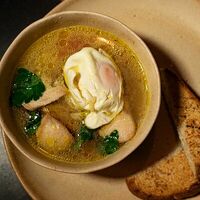 Куриный суп с орзо и яйцом пашот в Beverly