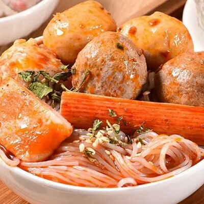 Рамен с фунчозой и томатным соусом на говяжей косточке с крабовой палочкой и сурими в WOKКотелок по цене 450 ₽