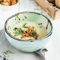 Крем-суп с лисичками и багетом в Сули Гули