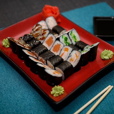 Маки ассорти в Sushi LeGo по цене 1079 ₽