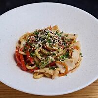 Лапша удон с кальмаромв Wine Connection