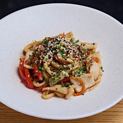 Лапша удон с кальмаромв Wine Connection по цене 350 ₽