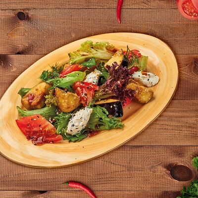 Салат с хрустящими баклажанами в Деда хинкали по цене 980 ₽