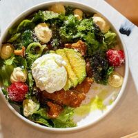 Салат с хрустящим бедром цыпленка, авокадо и яйцом пашот в MAYAR