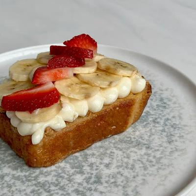 Пышная гренка бриошь со слив.-бисквитной пастой в Prana по цене 490 ₽