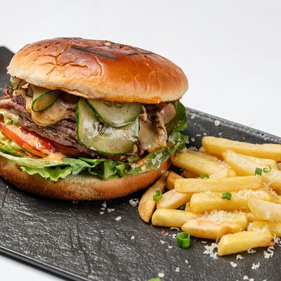 Бургер с рубленым стейком из говядины, сыром маасдам и трюфельным фри в SAGA по цене 660 ₽