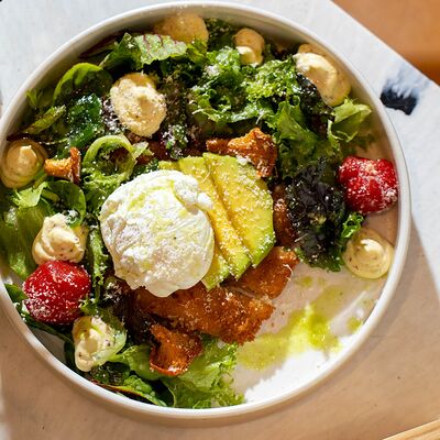 Салат с хрустящим бедром цыпленка, авокадо и яйцом пашот в MAYAR по цене 965 ₽