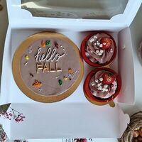 Бенто-торт Hello Fall и тарталетки со сливочным кремом и ягодами в Marys Cakes