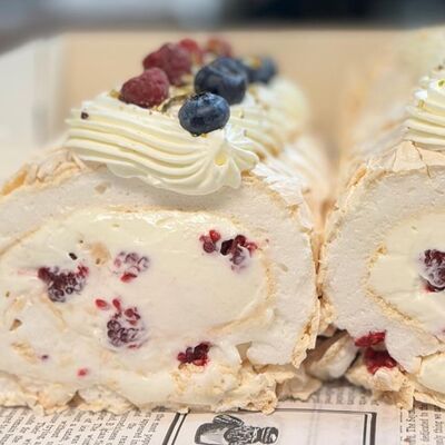 Меренговый рулетв Burger and desserts по цене 543 ₽