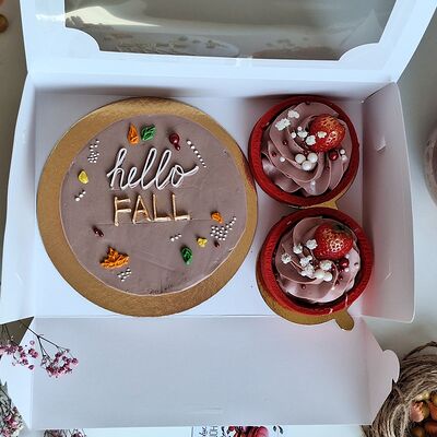 Бенто-торт Hello Fall и тарталетки со сливочным кремом и ягодами в Marys Cakes по цене 4390 ₽