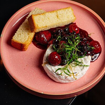 Запеченный камамбер с вареньем из лесных ягодв Inside по цене 990 ₽