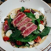 Салат с тунцом и соусом тонато в СтругановЪ