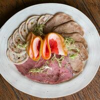 Мясная тарелка в Дюшес