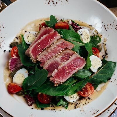 Салат с тунцом и соусом тонато в СтругановЪ по цене 1020 ₽