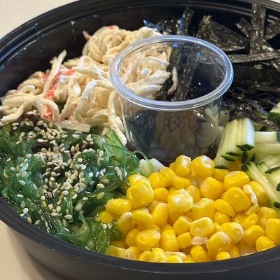 Поке с крабом в Мак и манго по цене 610 ₽