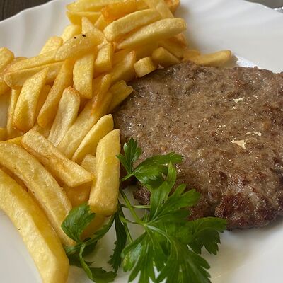 Бифштекс из говядины рубленый с картофелем фри и соусомв Братик Томатик по цене 429 ₽