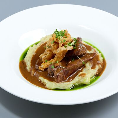 Говяжьи щеки с трюфельным пюре и вешенками в Stella Lounge по цене 41 р.