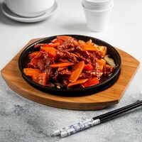 Ароматная говядина на чугунной сковороде в Sinlun Cafe