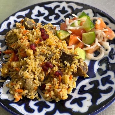 Плов из говядины с салатом огурцы-помидоры в Бахор по цене 630 ₽