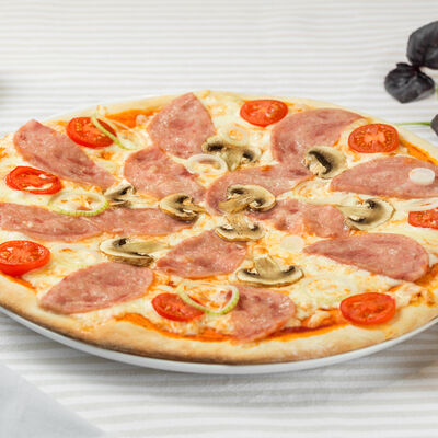 Пицца Ветчина и шампиньоны в Пиццерия Capriccio по цене 870 ₽