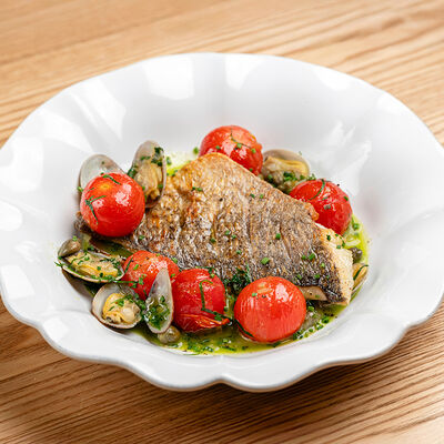 Дорадо с вонголе и томатами в Olio по цене 1490 ₽