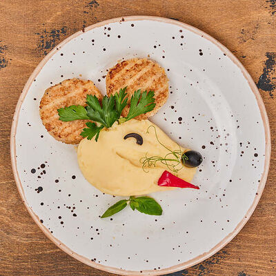 Куриные биточки с картофельным пюре в Papa Carlo по цене 370 ₽