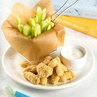 Наггетсы из индейки в овсяных хлопьях со сметаной с огуречными палочками в АндерСон