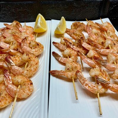 Креветки тигровые, жаренные на шпажкахв Настроение вкуса по цене 880 ₽