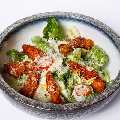 Салат с хрустящей курицей и сметанно-чесночным соусом в Уголь по цене 690 ₽