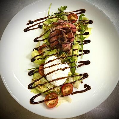 Салат с ростбифоми яйцом пашот в Генрих и Генриетта по цене 480 ₽