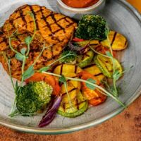 Стейк из свиной шеи с овощами в Лебовски Пицца и Боулинг