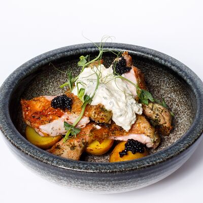 Филе бедра на гриле с картофелем беби и икрой палтуса в Уголь по цене 830 ₽