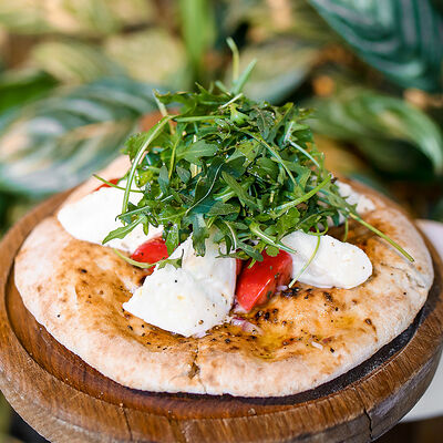 Фокачча с Моцареллой, помидорами и рукколой в Сыроварня по цене 795