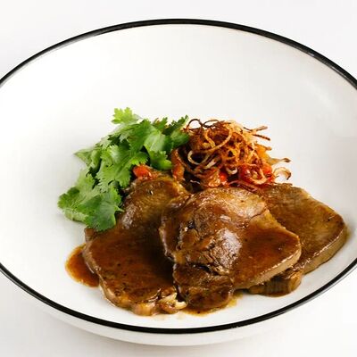 Говяжий язык в соусе перечный демигляс с печеными овощами и луковыми чипсами в Гости по цене 890 ₽