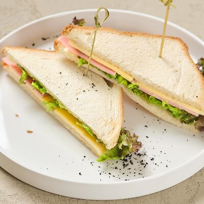 Сэндвич с ветчиной и сыром в Four по цене 280 ₽